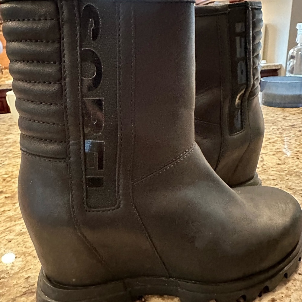 Awesome, motto Sorels- waterproof! Size 5